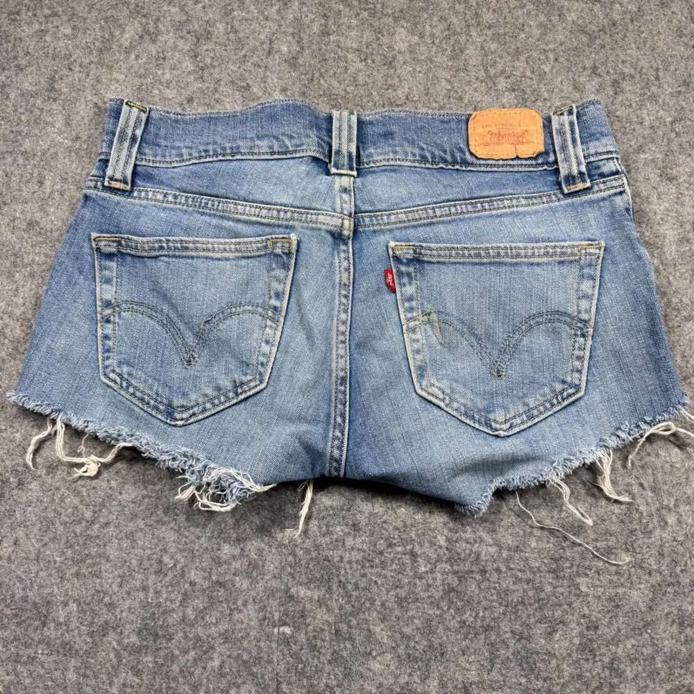 Levis 504 Slouch Straight Denim Shorts Medium Wash Cut Off Frayed Hem Size 7M JR - Picture 2 of 10
